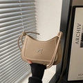 Schicke beige Halbmond-Unterarmtasche mit silberner Metallschleife und Kordelriemen - Khaki