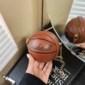 Gros plan du sac en forme de basket en cuir PU avec texture et bandoulière chaîne dorée - Marron
