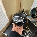Détail du mini sac chaîne en forme de basket montrant le cuir PU et la chaîne dorée - Noir