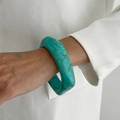 Primer plano de brazalete ancho de resina turquesa con textura de mármol en manga blanca - Azul Turquesa-0153