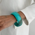 Detalle de brazalete de resina turquesa con vetas de mármol sobre un traje blanco - Azul Turquesa-0141