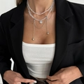 Detailaufnahme der mehrlagigen Perlenkette mit silbernen Herzanhängern am Model - Herz Transparenter Perlenstil (06869) / Silber