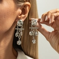 Dettaglio di orecchini vintage in metallo martellato argento con design geometrico - Vintage Martellato Argento (3821)