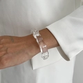 Detalle de brazalete ancho de acrílico transparente con diseño ondulado irregular - Estilo Moderno Transparente Ondulado Irregular Arrugado
