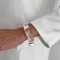 Dettaglio del bracciale in resina acrilica trasparente dalla forma organica e irregolare - Trasparente - Stile acrilico a onda