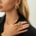 Set anello e orecchini a sfera dorata con design geometrico a griglia traforata - Stile Sferico Cavo (06896) / Oro