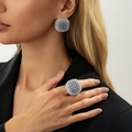 Dettaglio degli orecchini e dell'anello in metallo intrecciato argento con perline - Stile Sferico Cavo (06896) / Argento