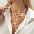 Fünflagige Halskette mit weißen Perlen, goldenem Herz und Schleifenanhänger am Model - Gold Bogen Perle 5-Lagen Set (06887)