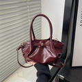 Elegante borsa a secchiello plissettata bordeaux con dettagli dorati e tracolla regolabile - Rosso