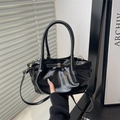 Borsa tote retrò in pelle oliata nera con fibbia in metallo portata a mano - Nero