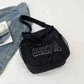 Dettaglio borsa tote in nylon nero con rete, scritta WIRA e coulisse in tessuto bicolore - Nero