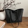 Bolso tote grande negro con textura grabada y correas largas para el uso diario - Negro