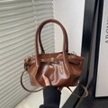 Borsa a tracolla in pelle PU marrone plissettata con chiusura metallica e cinturino - Marrone