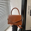 Elegante borsa a mano in pelle verniciata marrone con patta a V e manico tondo - Marrone