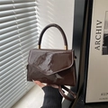 Elegante borsa a mano in pelle verniciata marrone con manico rigido e tracolla regolabile - Marrone