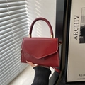 Borsa a mano quadrata in pelle verniciata rossa con dettagli dorati da spalla e a tracolla - Rosso