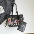 Graffiti-Bär-Eimertasche und passende Tasche aus schwarzem Kunstleder mit Kunstdrucken - Schwarz