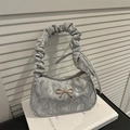 Silberne Faltenhandtasche mit metallischer Schleife und gerafftem Griff für Damen - Silber