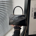 Bolso de mano minimalista en charol negro con solapa en V y correa de cadena dorada - Negro