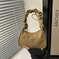 Bolso de hombro caqui con asa tipo scrunchie y detalle de lazo plateado - Caqui