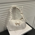 Sac à bandoulière crème avec nœud doré, tissu texturé et poignée froncée chic - Blanc