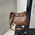 Minimalistische braune Umhängetasche aus Leder mit metallischer Drehschließe - Braun