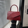 Bolso de mano cuadrado en cuero burdeos brillante con asa y correa de cadena dorada - Rojo