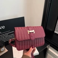 Elegante bolso de hombro trenzado burdeos con cierre dorado y correa ajustable - Rojo