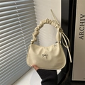 Bolso de hombro beige con asa rizada y detalle de lazo plateado de estilo minimalista - Blanco