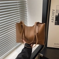 Borsa tote in pelle marrone opaca con cuciture bianche a contrasto e capiente - Marrone