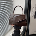 Bolso de mano minimalista en charol marrón café con cadena dorada y solapa de sobre - Marrón