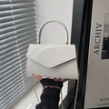 Bolso bandolera minimalista en charol blanco con asa superior y cadena dorada - Blanco