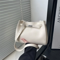 Schicke beige Bucket Bag aus Leder mit Silberschnalle und Umhängegurt für Damen - Weiß