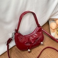 Donkerrode lakleren halve maan tas met strikdetail en zilveren bolvormige hangers - Rood