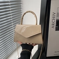 Bolso bandolera de charol beige con solapa en V y correa de cadena dorada - Caqui