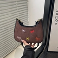 Sac hobo en daim marron avec nœuds brodés colorés et bandoulière en cuir noir - Marron