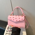 Borsa a tracolla in ecopelle rosa con patta a motivi di fragole e finiture dorate - Stampa Fragola (Rosa) / Rosa