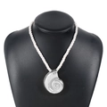 Détail du pendentif conque en spirale argentée avec cordon blanc torsadé sur buste - Collier Corde Blanche Pendentif Conque Argenté (N11488)