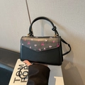 Elegante borsa nera a tracolla con motivi floreali rosa e un manico superiore tondo - Fiocco Floreale Rosa (Nero) / Nero