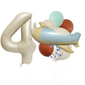 Détail de l'avion bleu et ballon chiffre 4 crème pour décoration de fête d'anniversaire - Ensemble Numéro 4