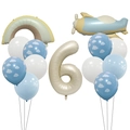 Détail déco anniversaire avec ballon chiffre 6 crème et avion arc-en-ciel en aluminium - Chiffre 6 Kit