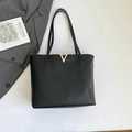 Minimalistische schwarze Tote Bag mit Litschi-Struktur und goldener V-Schnalle - Schwarz