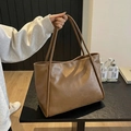 Dettaglio borsa shopper marrone in pelle PU con trama morbida e manici sottili - Marrone