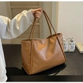 Dettaglio della borsa tote marrone grande che mostra la pelle vintage e i sottili spallacci - Marrone