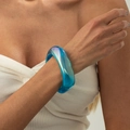 Dettaglio di un bracciale in resina blu iridescente dal design geometrico spesso e lucido - AB Blu (03031)