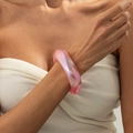 Dettaglio del bracciale in resina iridescente colorata con finitura perlata al polso - AB Rosa (03031)