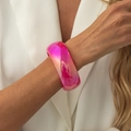 Dettaglio di un ampio bracciale in resina sfumata con finitura lucida al polso - AB Magenta (03032)