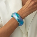Dettaglio del bracciale largo in resina blu-verde iridescente con finitura perlata - AB Blu (03032)