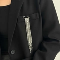 Broche épingle argentée à perles avec chaînes à franges sur une veste de costume noire - Gland Perlé Gris Argent (00362)