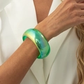 Dettaglio di un ampio bracciale in resina verde iridescente con riflessi olografici - AB Verde (03032)